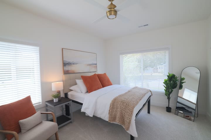 ห้องนอน 1 - เตียงควีนไซส์พร้อมห้องน้ำในตัว (ชั้นหลัก)