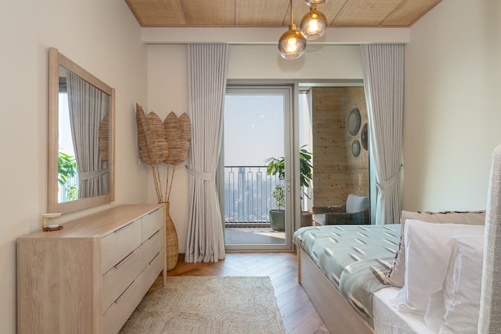 Pata starehe tulivu katika chumba chetu chenye starehe cha Airbnb kilicho na dari ya kifahari ya mbao na vistawishi vya kisasa kwa ajili ya ukaaji wa kukumbukwa.