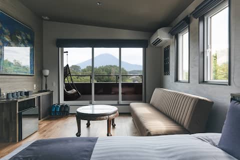 Open-air jacuzzi, sauna, and 1 cocon Fuji Black Suite, which warms your heart and body while watching the snow Fuji