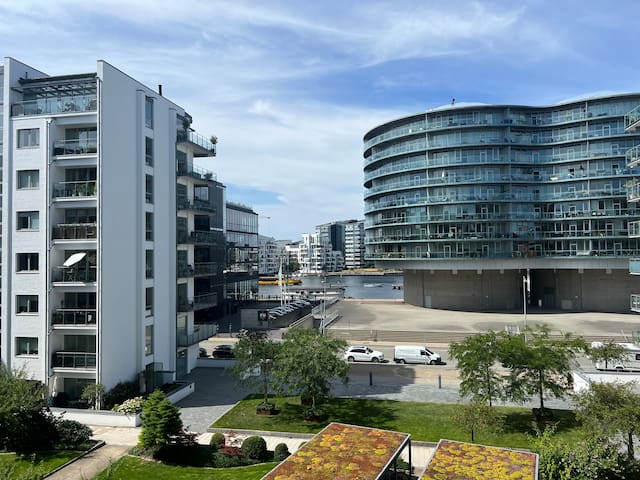 2 bedroom apartment next to water and park!