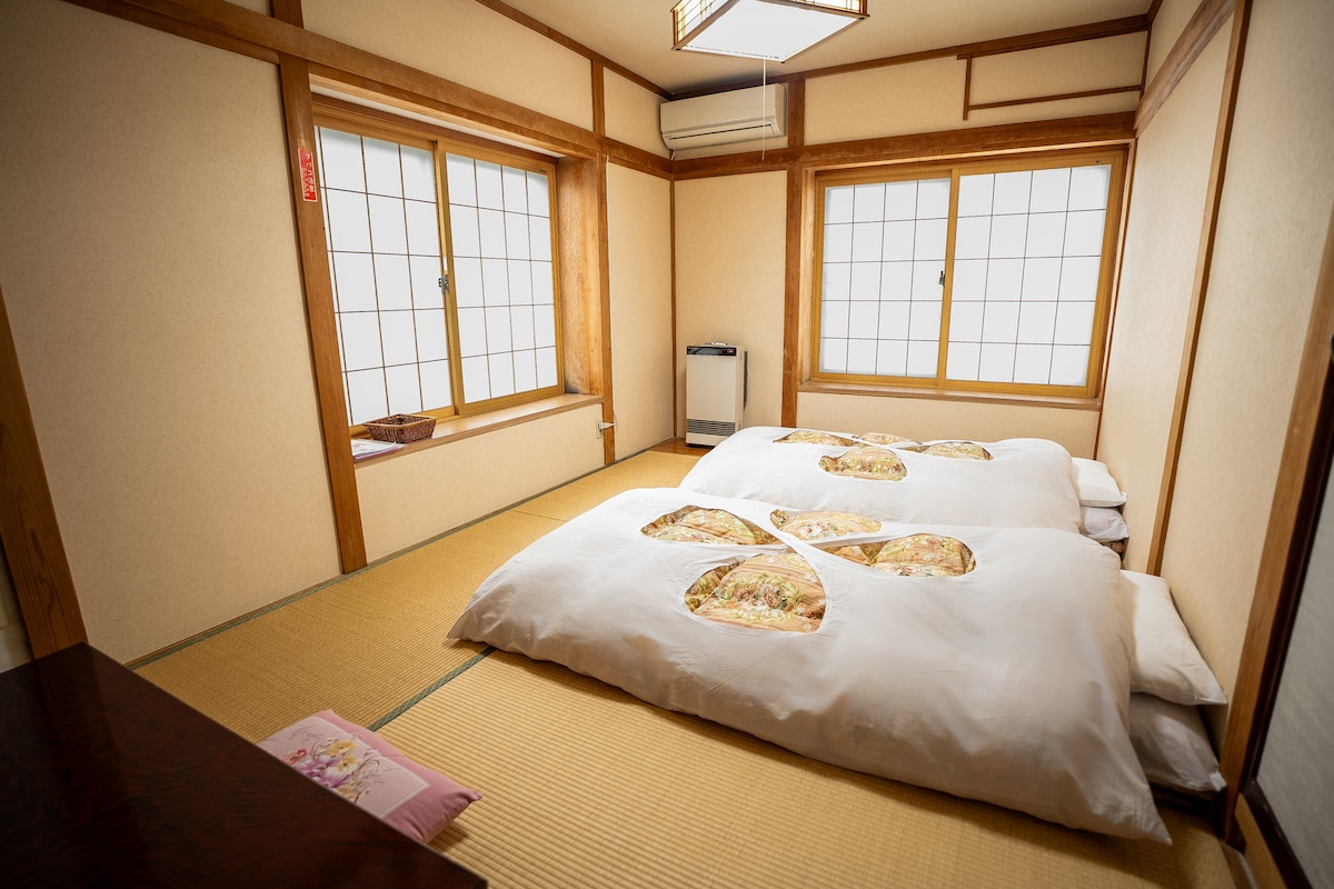 Yukiguma Lodge - Triple Bedroom - Room 312 - Hotels for Rent in