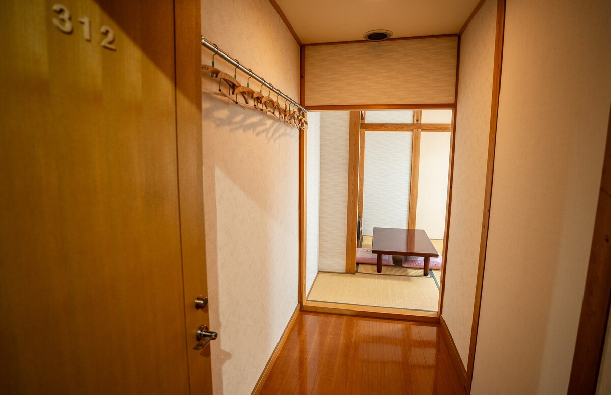 Yukiguma Lodge - Triple Bedroom - Room 312 - Hotels for Rent in