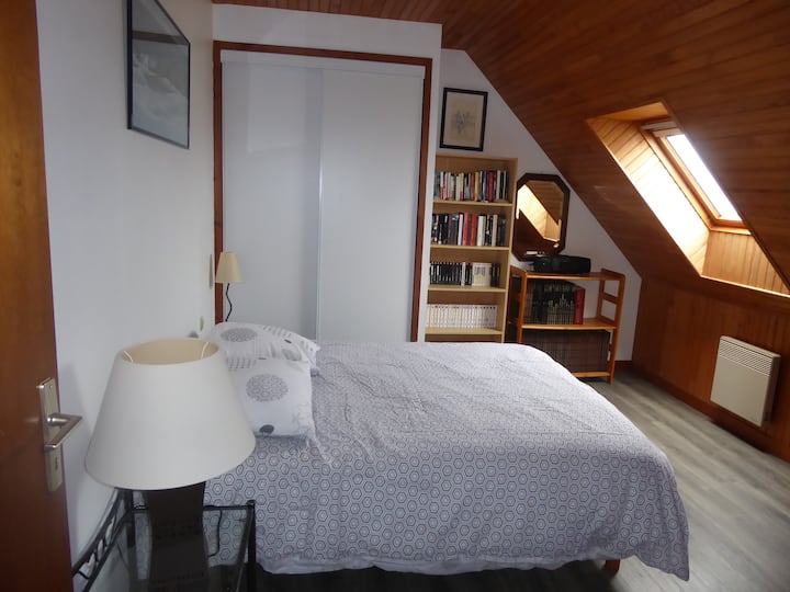 Საძინებელი 1 ორადგილიანი საწოლით ზღვის სანაპიროზე