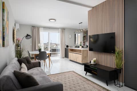 Sunlit Top Floor 2BR Cosy Apartment Large Terrace