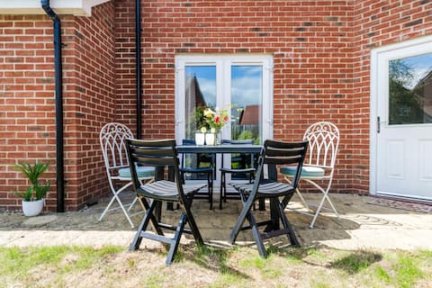 Argus 4-Bed Premium in Hemel: Contractor, Families