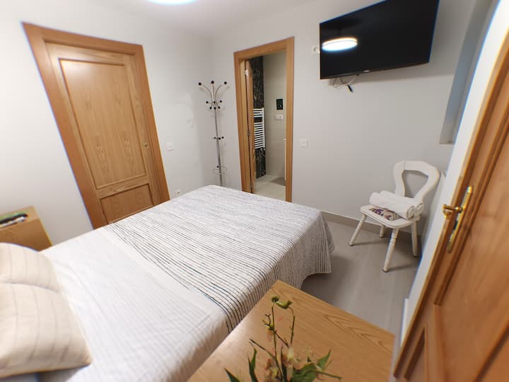 Habitación Con Cama Doble Y Baño Privado - Logroño