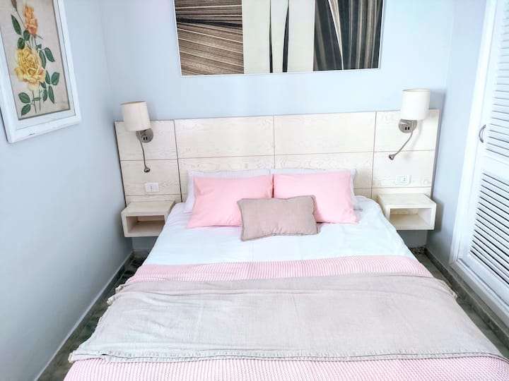 Spavaća soba s krevetom od 150 cm.