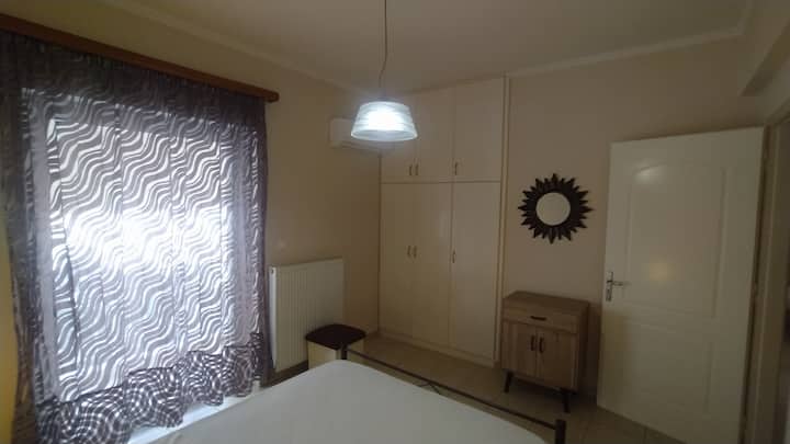 Светла и стилна спалня с гардероб, дървен скрин и модерен декор