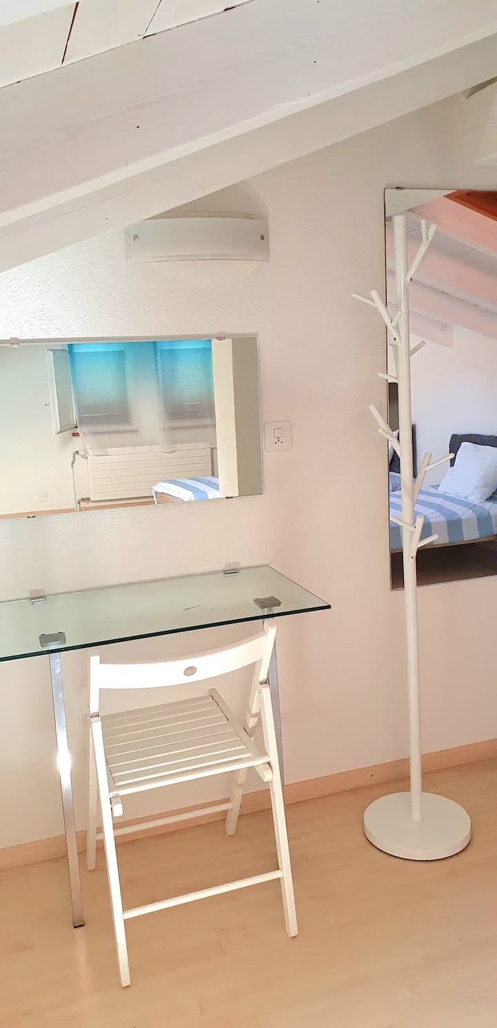 Das Schlafzimmer 2 wird nur geöffnet, wenn die Wohnung für 3-4 Personen gebucht wird. 
Sind nur 2 Personen angemeldet, schliessen wir dieses Zimmer.