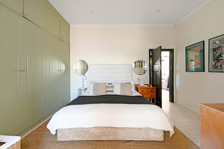 Beaucoup d'espace dans le placard et le linge de lit pour les nuits fraîches ou chaudes. Un lit « king size » dans une chambre confortable avec salle de bain attenante.