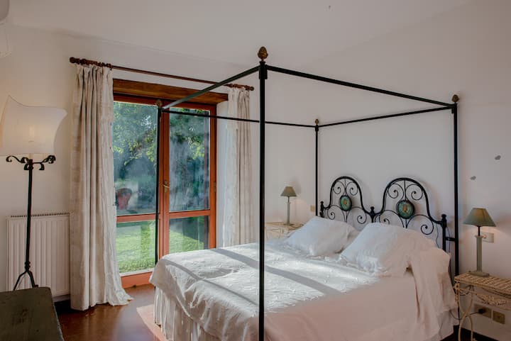 Prostrana glavna spavaća soba na donjem katu s privatnom kupaonicom i vanjskim pristupom.