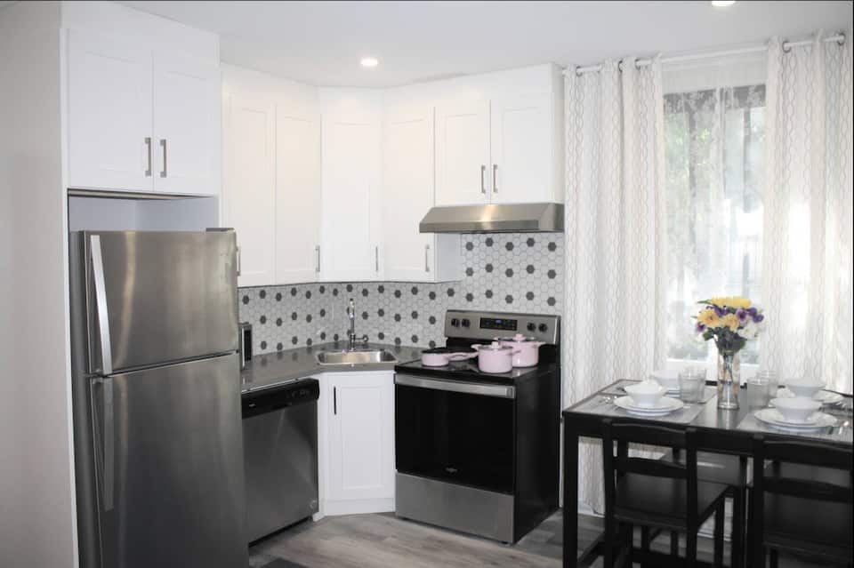  Cozy stays near city center Decarie 209