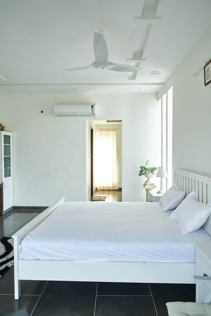 Comfortable double bed with air conditioning - bedroom 4