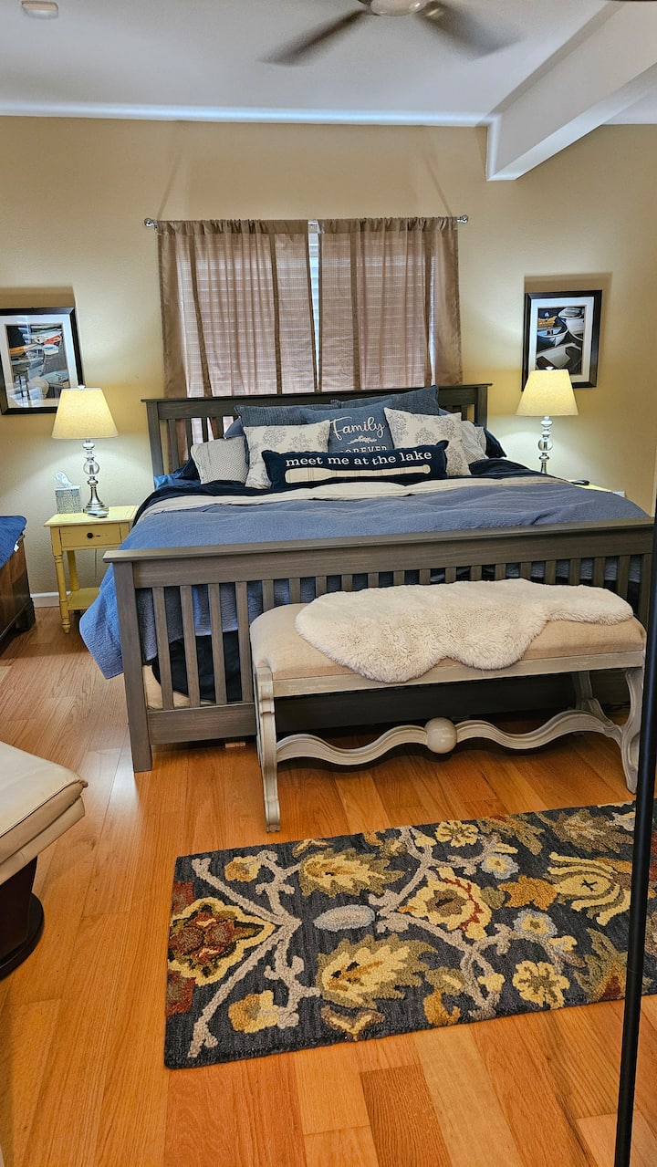 California King: tu cama tiene un control remoto para levantar la cabeza o los pies. 
El dormitorio incluye: vestidor, lavadora y secadora y TV.