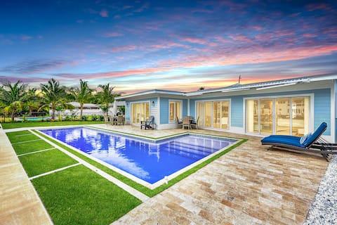 HUGE Waterfront Heated Pool LARGE families!