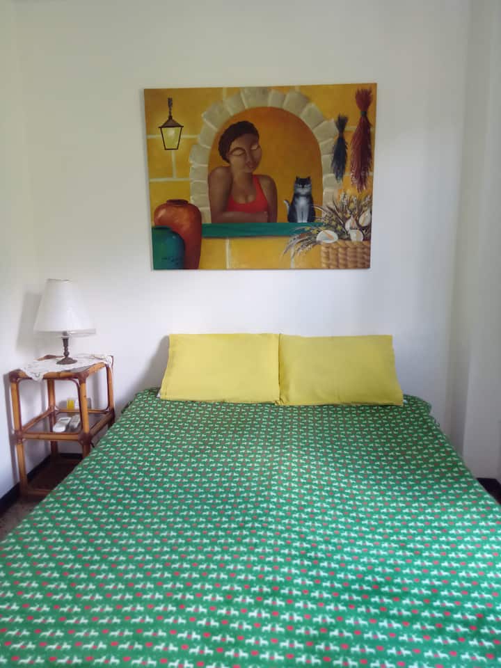 Slaapkamer: standaard tweepersoonsbed voor twee (2) bulten.