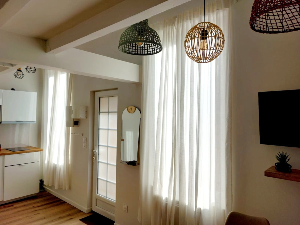 Popular Airbnb listing: Charm, originality, -1 minute to Paris Metro in Maisons Alfort