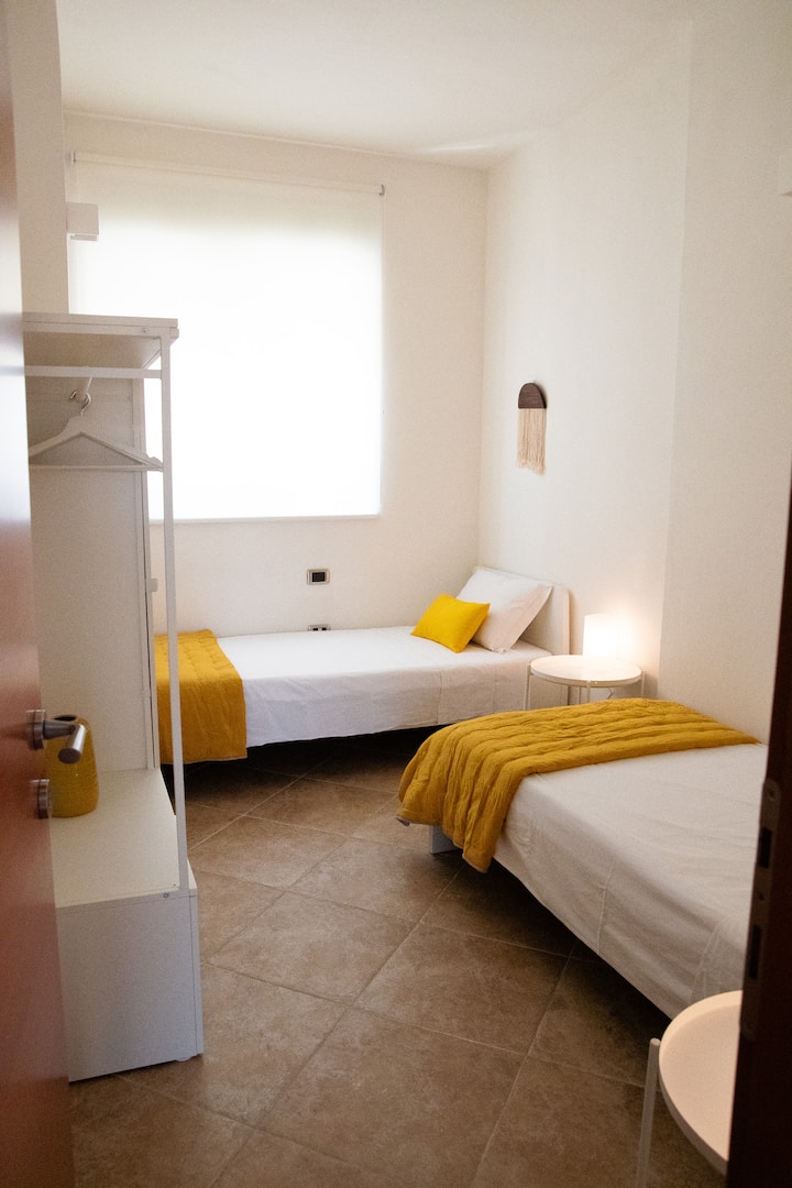 Dhomë me 2 dyshekë të rehatshëm për një krevat 90 x 200 cm