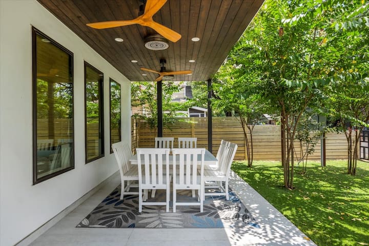 Luxurious Downtown Oasis – Lap Pool+Stunning Views gallery image 4