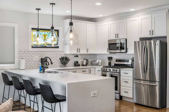 NEW! Large/Beautiful Home with 6BDS/4BTH + Garage! gallery image 3