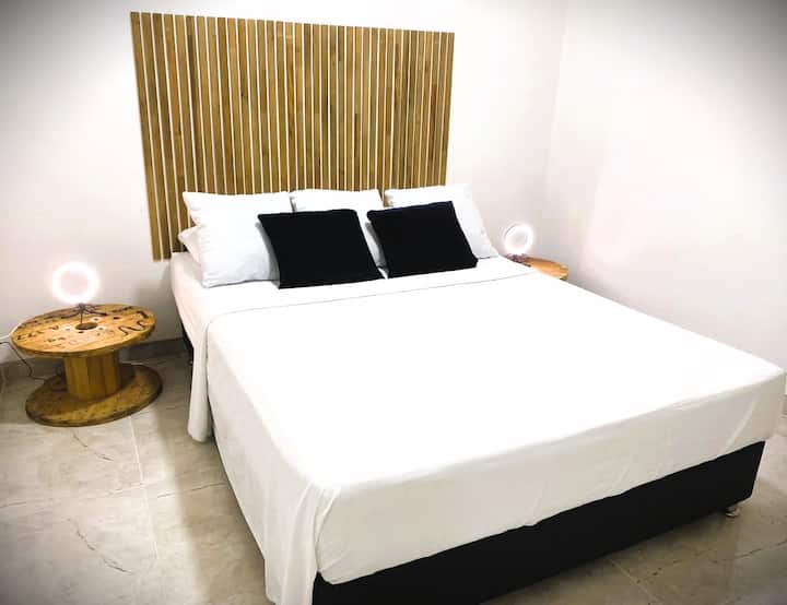 Dhomë kryesore...Një hapësirë e bollshme, shumë e rehatshme, krevat dopio i madh, dollap, batanije dhe grepa .