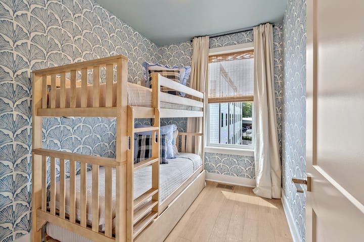 入住我们迷人的光线充足的双层卧室，配有一张带双人脚轮的双层床，最多可供3位房客入住。
