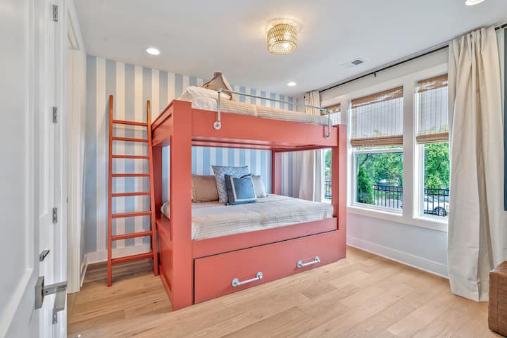 在我们舒适的双层卧室中留下难忘的回忆，配备一张定制的标准双人床，配备全轮双层床，最多可供6位房客入住。