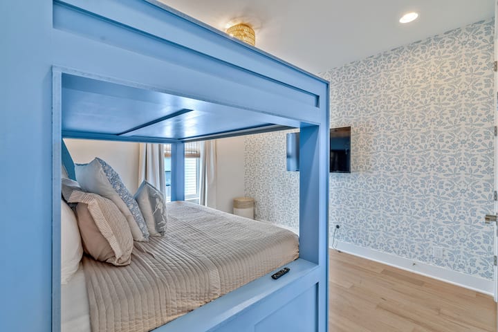 在我们舒适的双层客房中尽情享受您的住宿体验，配备定制的标准双人床，配备全脚轮，非常适合最多可容纳6位房客。