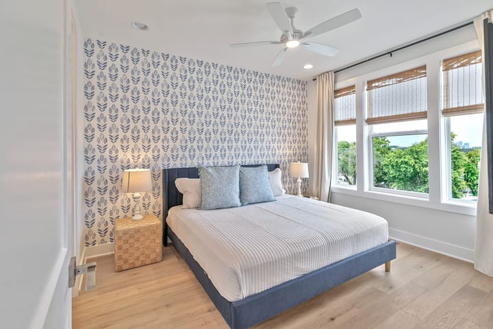 入住我们宁静的主卧室，配有豪华加大双人床和宁静的景观，是放松和焕发活力的完美度假胜地。
