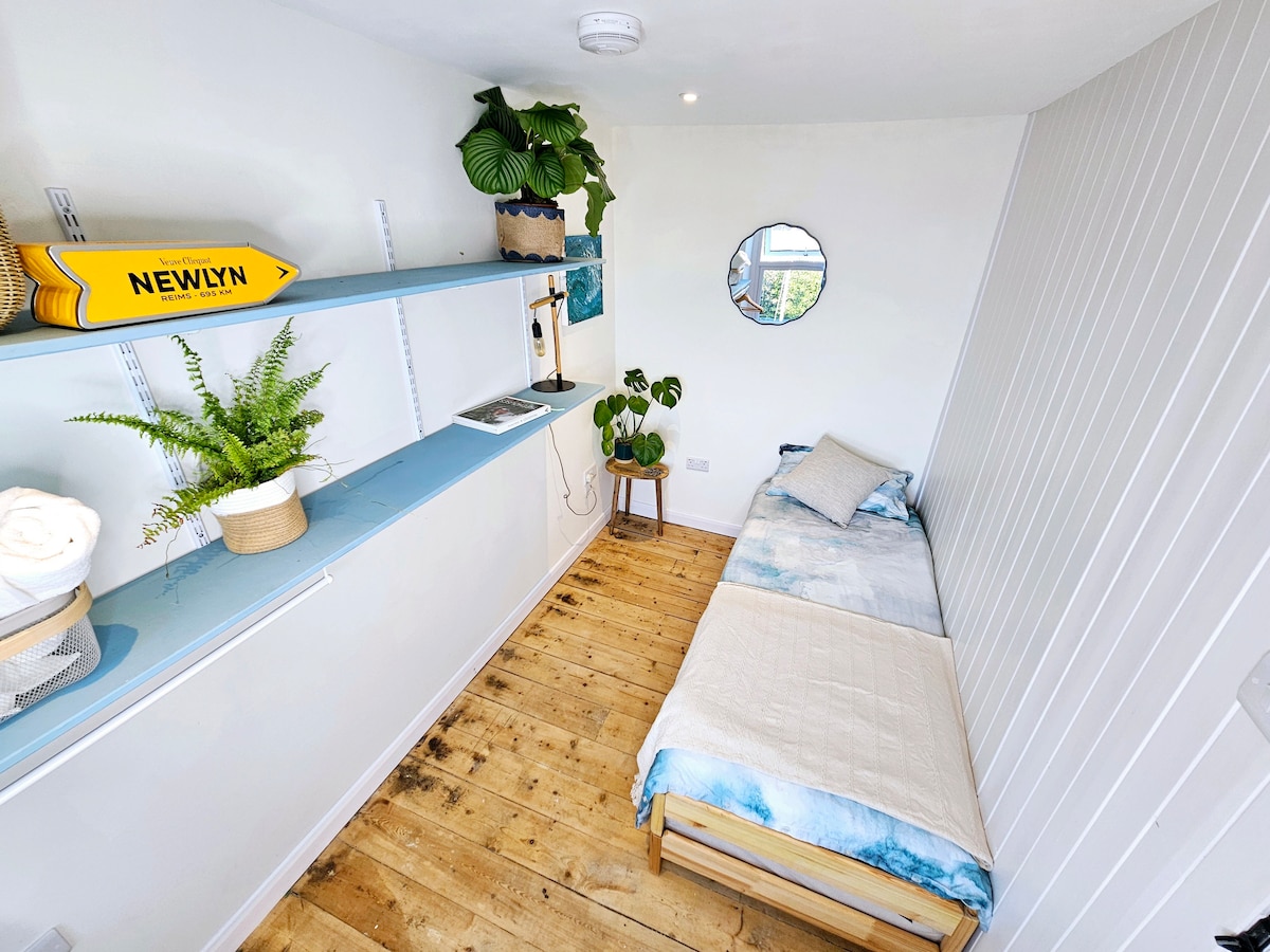 Поглед кон морето за гледање на бродовите во пристаништето - може да се види целиот залив до Маразион. 

Два единечни кревета за редење.
Може да се организира како единечен, два единечни или двојни. 