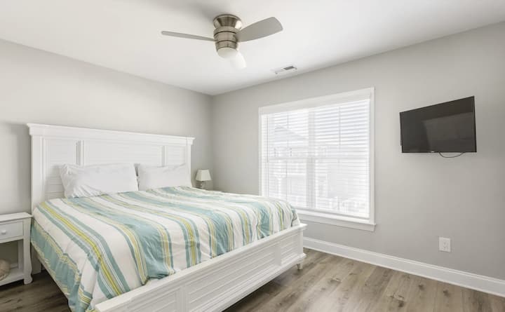 חדר שינה עם מיטת קינג