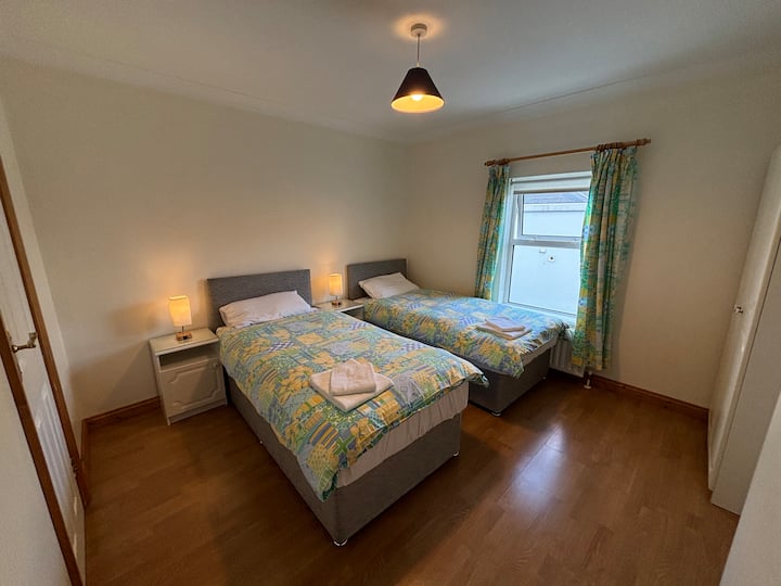 Charming Twin Room In Salthill Galway (Guesthouse) - Galway