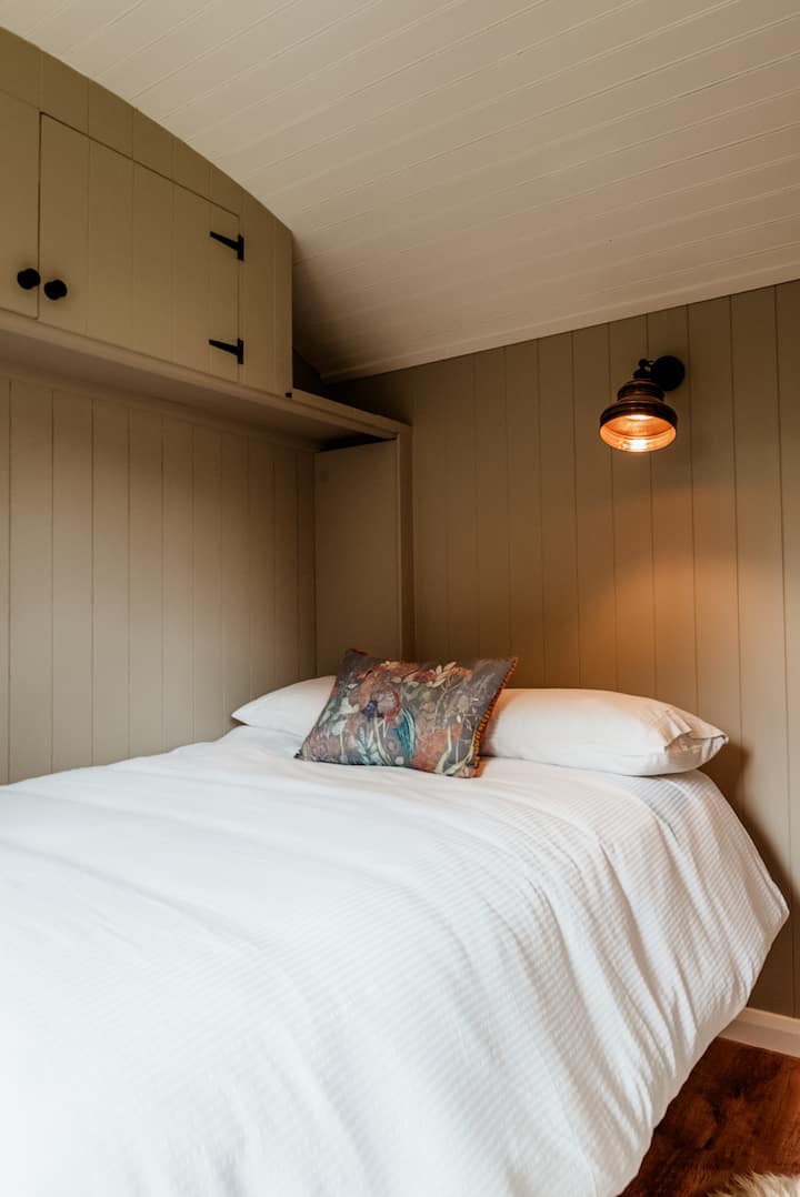 Mojawapo ya vyumba viwili vya kulala kimoja vinavyofanana katika Kibanda cha Wachungaji, ingawa kina kitanda cha watu wawili. Inashiriki bafu la mtindo wa Jack n Jill na chumba kingine cha kulala.  