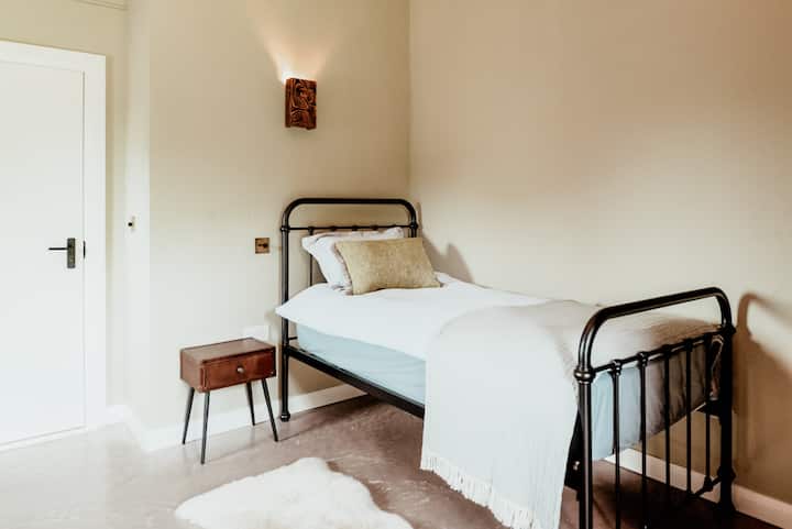 MOSS - Chumba pacha cha kisasa, cha ubunifu wa viwandani kilicho na sakafu za zege zilizosuguliwa, kupasha joto chini ya sakafu. Dari zilizofunikwa na nusu barrel zinaongeza hisia nzuri ya nafasi na dawati la awali la uandishi la Victoria linaongeza herufi (na kwa mikono, sehemu ya kuandika!) 