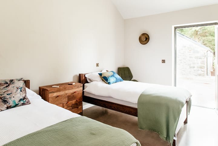 MVUA - Chumba maridadi cha mapacha au cha kifalme chenye dari iliyopambwa nusu, sakafu ya zege iliyosuguliwa na kupasha joto chini ya sakafu. Ubunifu wa viwandani, vifaa vya hali ya juu.