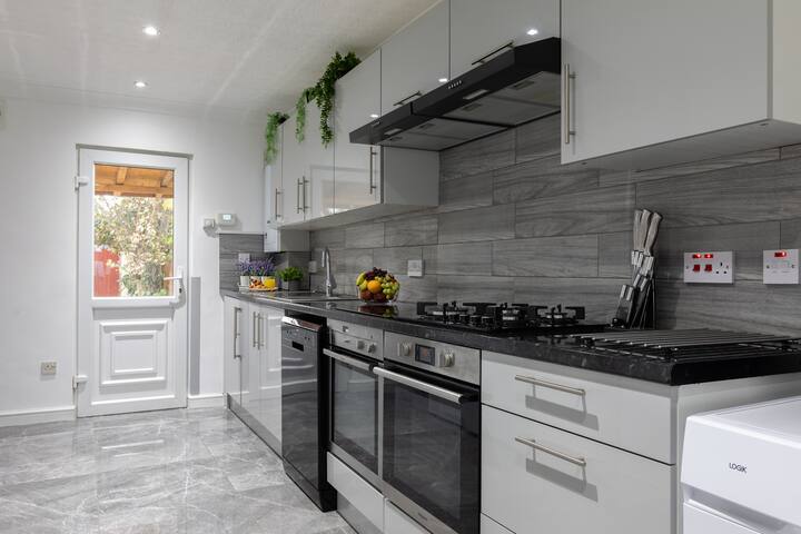 Serviced Homes 5 Bed, 5 Bath Contractor Insurance gallery image 3