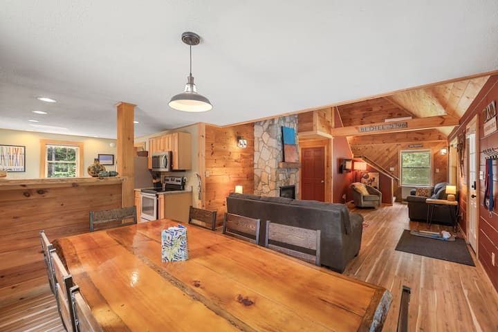 Dog-friendly Chalet • Huge Fenced Yard + Fire Pit - Maine