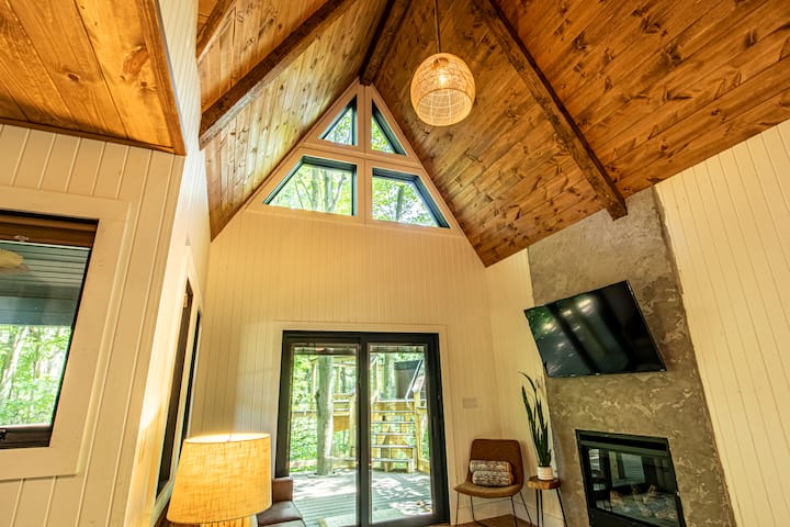 Canopy Treehouse: Get-away Tonight Hot Tub, Casino - Erie, PA