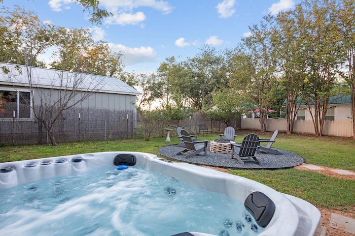 Walk To Main! Hot Tub, Fire Pit, Texas Charm - Fredericksburg, TX