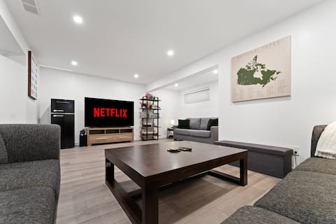 Entire Home w/ AC, Garage, FREE Banff Pass, 75" TV