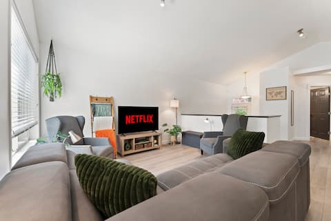 Popular Airbnb listing: Airdrie Retreat • Sleeps 10 • Games + Banff Access in Airdrie