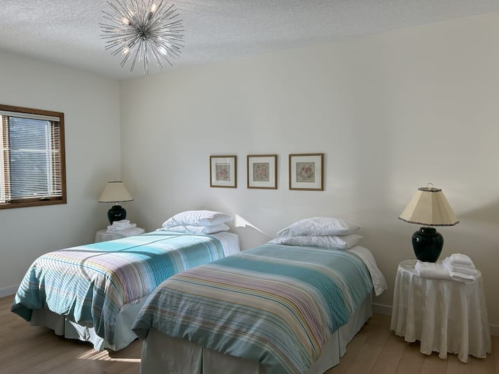 เตียงคู่ขนาดเล็กพร้อมตู้เสื้อผ้าขนาดใหญ่