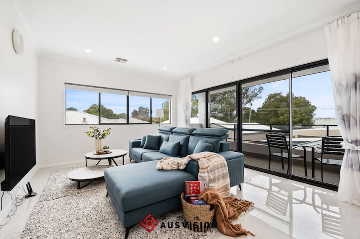 Perth Splendor: Unique 5 BR, 5 Bath Dream House gallery image 2