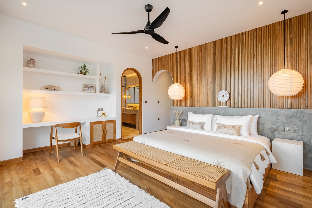 التقاط الفيلا: توفر غرفة النوم الرئيسية تجربة نوم فاخرة.