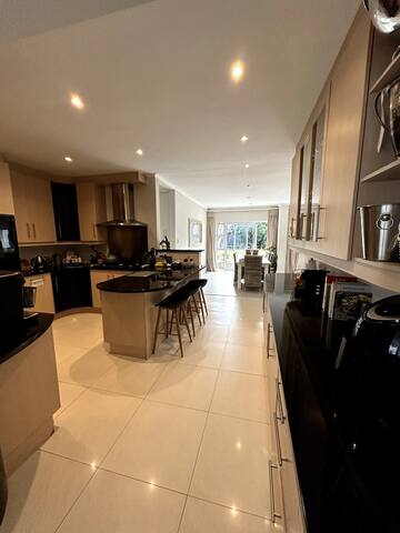 Charming, central & spacious 4 bedroom home gallery image 3
