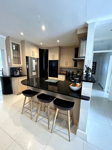 Charming, central & spacious 4 bedroom home gallery image 4