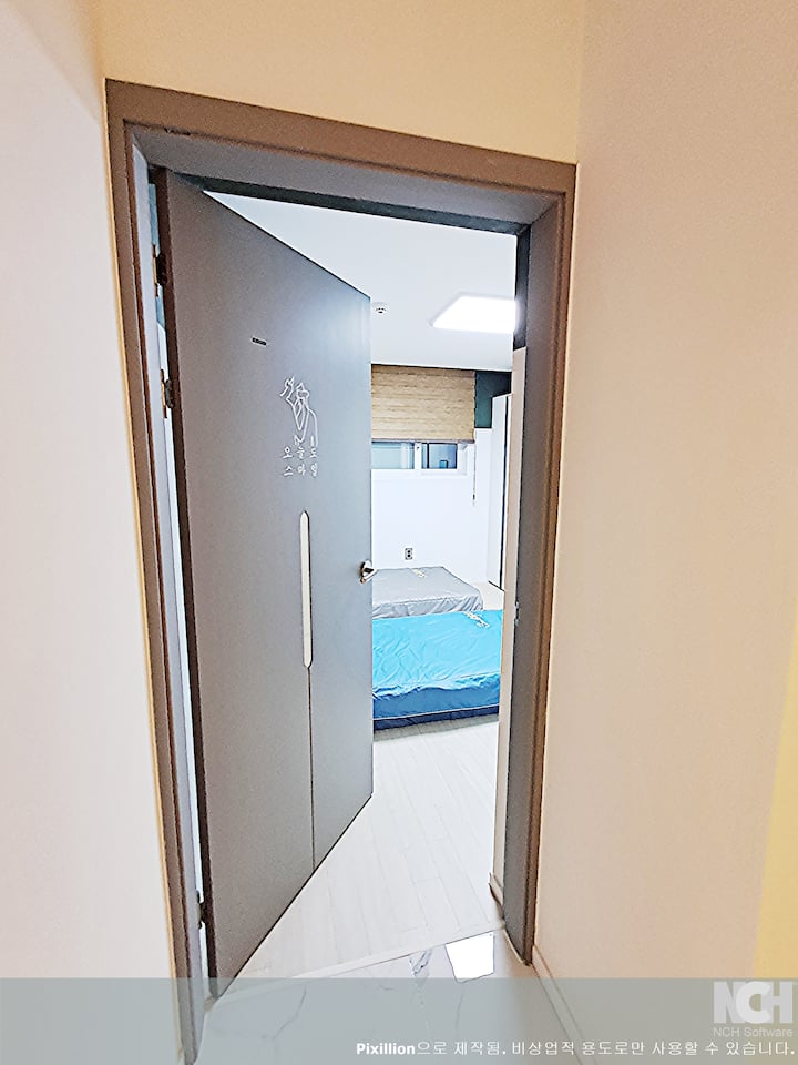 This room has a super single bed and wall-mounted air conditioner located on the 3rd floor.
It is a good room for children to use by having a neon sign where you can see the night sky.