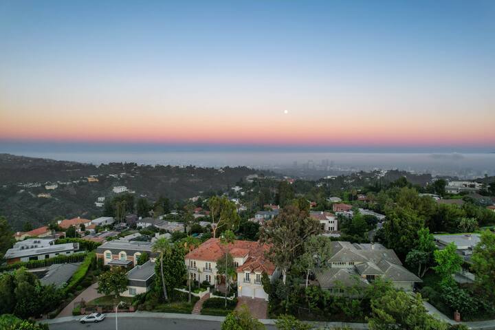 Luxurious 6BR Italian Villa w/ Stunning Views gallery image 3