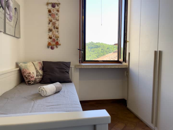 מיטת יחיד, עם ארון ומיזוג אוויר.