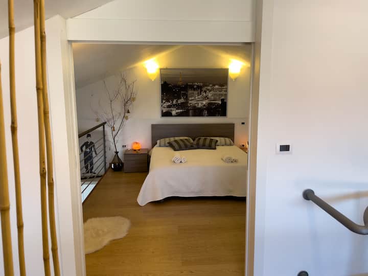 מיטה זוגית, מיזוג אוויר, שידות לילה עם מנורות, טלוויזיה 40 אינץ', מראה.